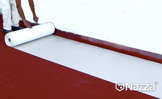 Pose de fibre de verre pour étanchéifier une toiture-terrasse