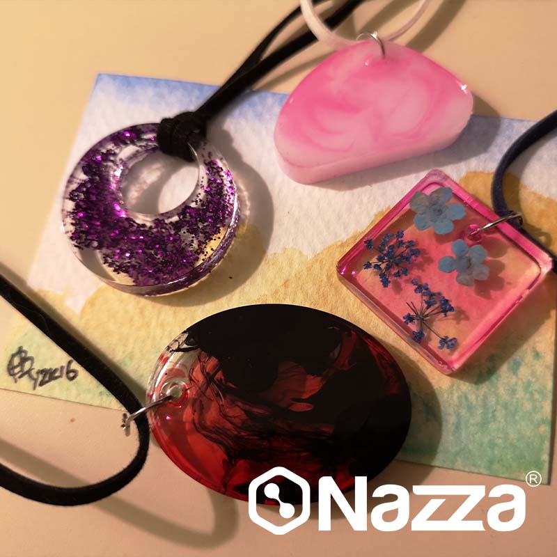 Colliers ou pendentifs en résine époxy