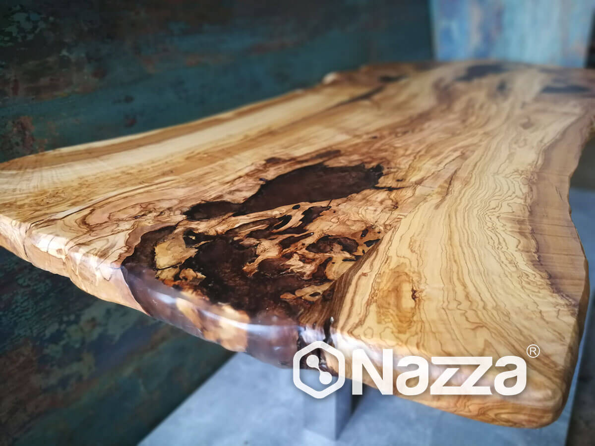 Recubrimiento sobre mesa de madera con resina epoxi Nazza